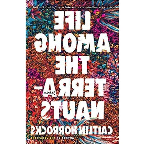 有书名的书的封面, 凯特琳·霍罗克斯的《人族生活, 《烦恼》的作者.在外星人的第一个字母A中有“故事”这个词. 上面写着:ýA天文范围的完美故事集合.ý ý克莱尔·瓦伊·沃特金斯